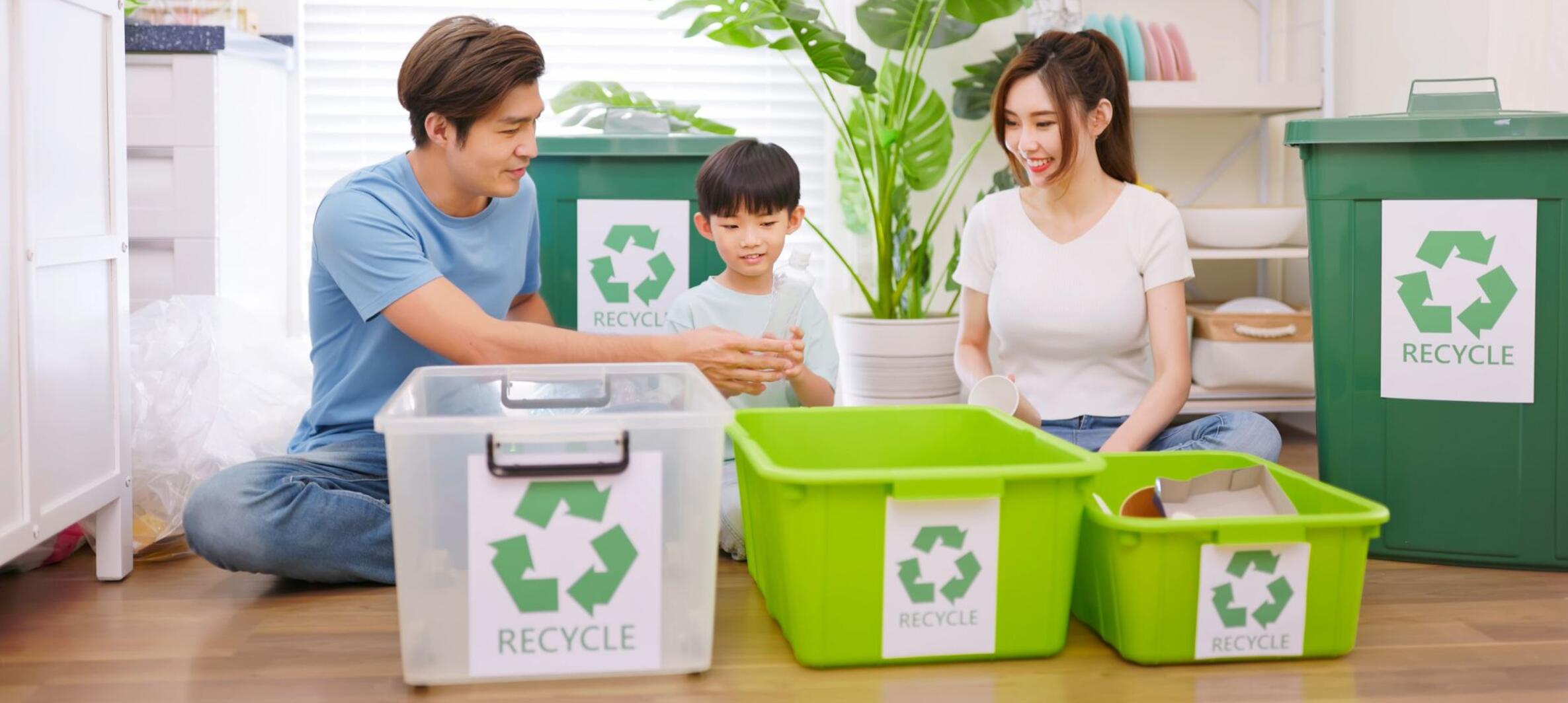 Kids & parents recycling