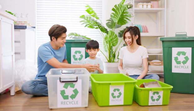 Kids & parents recycling